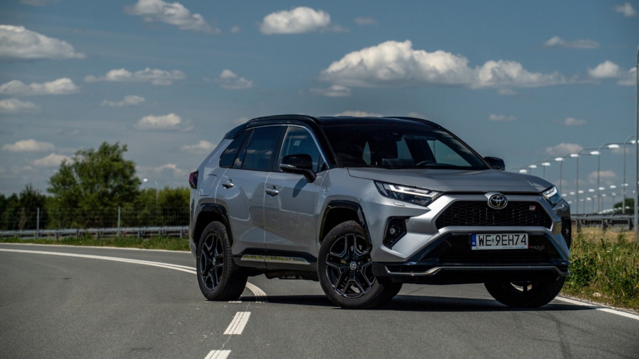 Toyota Highlander podczas podróży po autostradzie